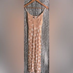 Super sweet, comfortable and lightweight long dress. Perfect for a date!
